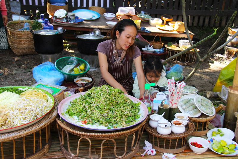 child, real people, girl, choice, luang prabang, females, plates, southeast Asia, market, 2K, fresh, cultures, delicious, snack, people, business, family