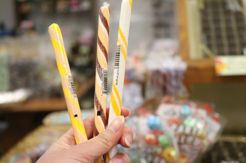 leisure activity, candy, tool, human limb, food, 5K, confectionery, pez dispenser, human, nail, peel, text, holding, human body part, blade, choice, body part