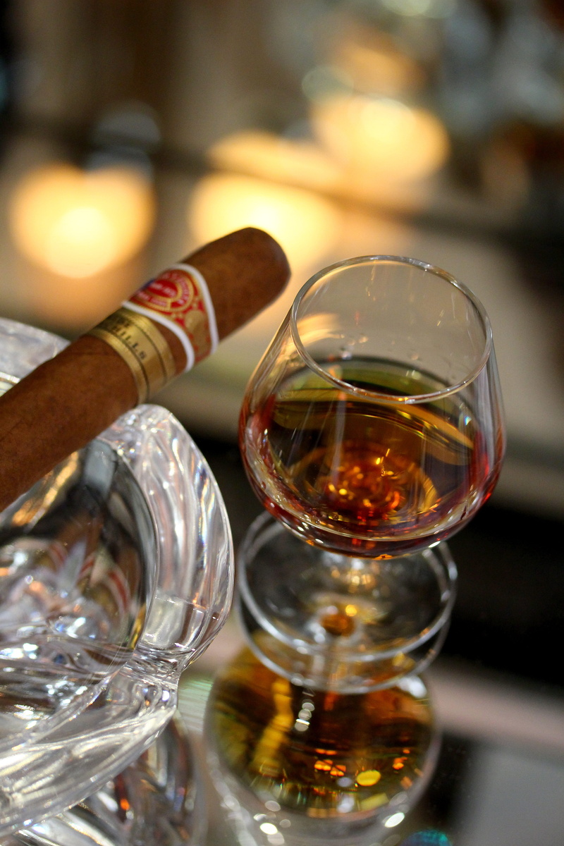 5K, transparent, whisky, whiskey, glass, wineglass, cigar, taste, food and drink, bourbon, luxury, brandy, alcohol, no people, bottle, gold, drinking glass