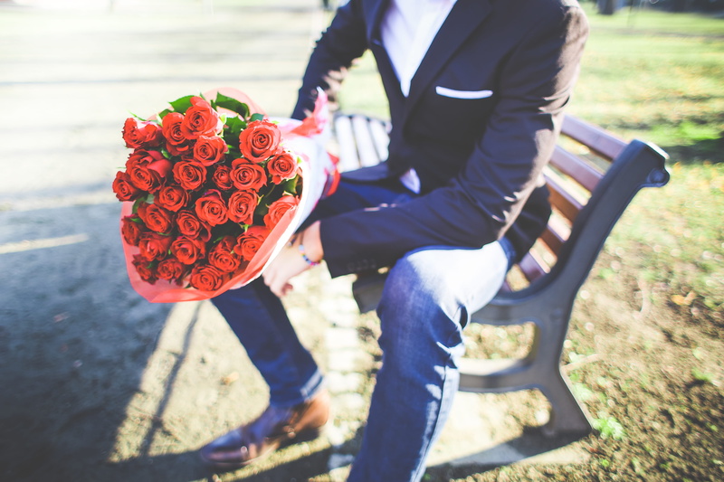 bouquet, 4K, top, nature, Bouquet of Roses, outdoors, positive emotion, saint valentine, day, valentines day, red, Man, adult, roses, flowers, flower