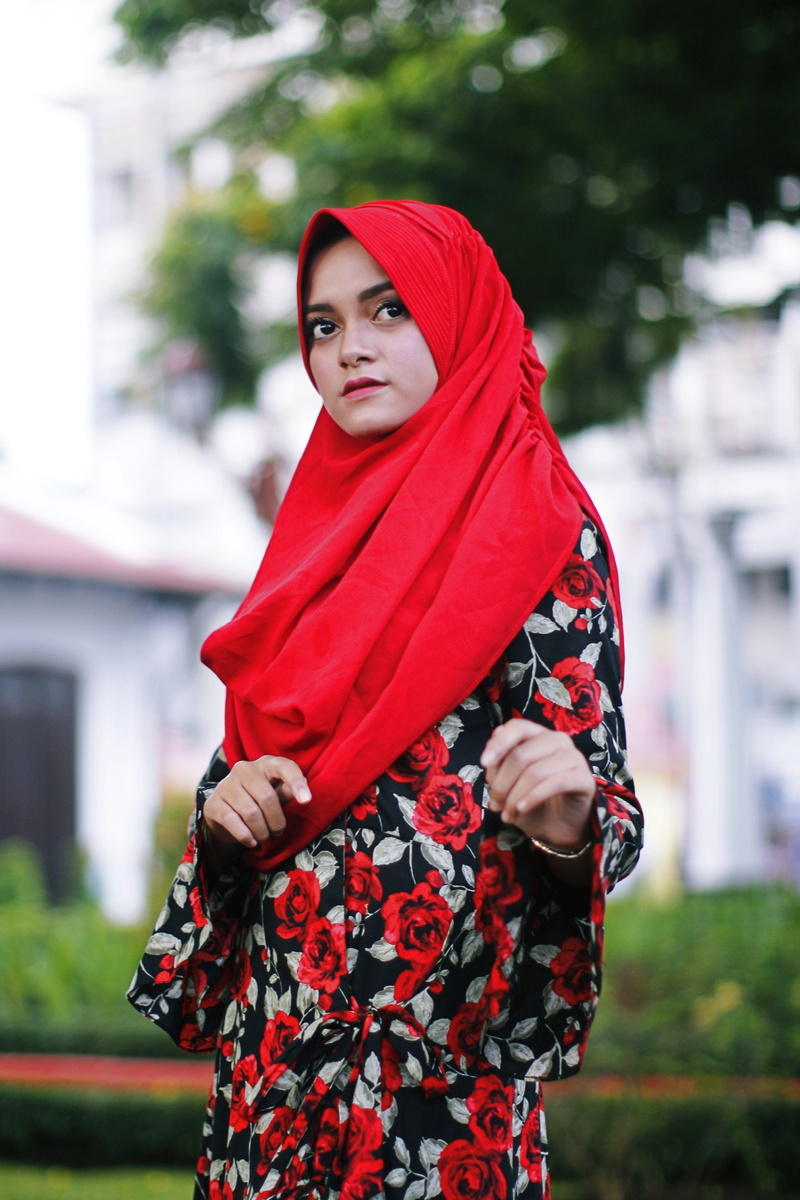 muslim, standing, moslem, indonesian, young adult, young women, focus on foreground, asian, hijab, front view, adult, clothing, leisure activity, real people