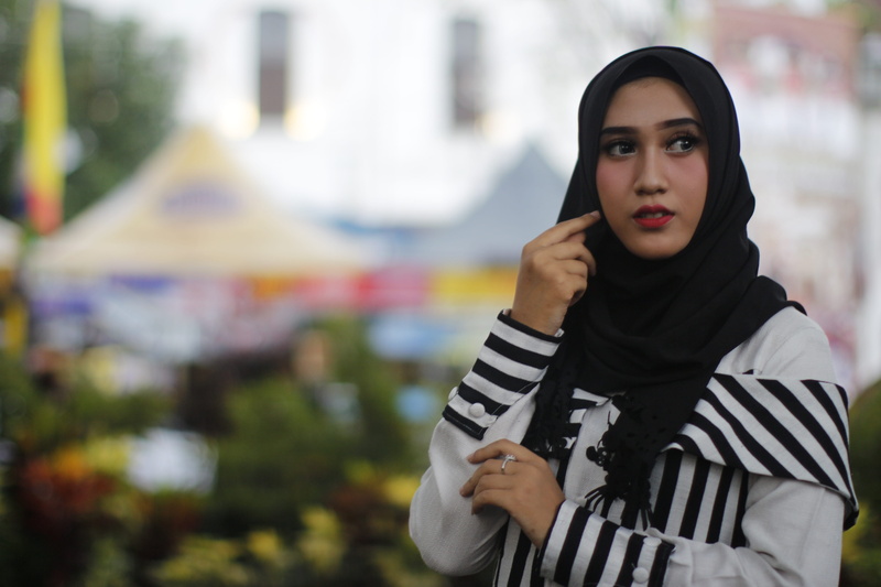 daughter, young adult, real people, female, adult, focus on foreground, standing, headscarf, one person, lifestyles, ramadhan, muslim, girl, moslem, waist up
