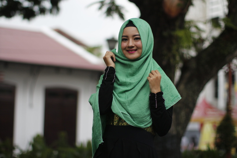 real people, casual clothing, wear, smiling, ramadhan, 5K, architecture, waist up, outdoors, one person, female, daughter, leisure activity, asian, front view