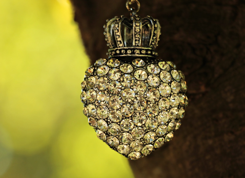 antique, indoors, single object, hotfix, fashion jewelry, close-up, necklace on the tree, rhinestones, beautiful, colored, imitation diamond, craft, metal