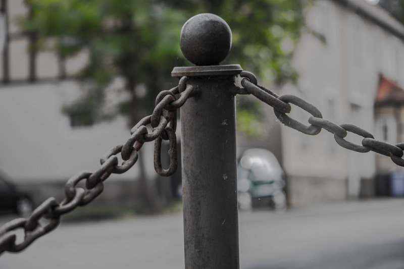 5K, selective focus, outdoors, railing, no people, iron, fence, built structure, limit, city, building exterior, chain, boundary, protection, safety, strength