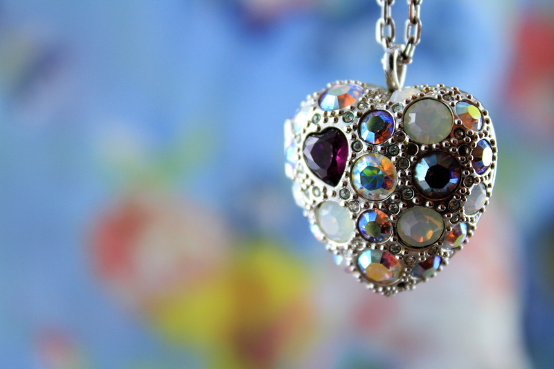 heart flutter, outdoors, symbol, jewel, heart of joy, heart, romantic, love, pendant, sparkling heart for the woman, luxury, gloss, still life, gold, precious gem