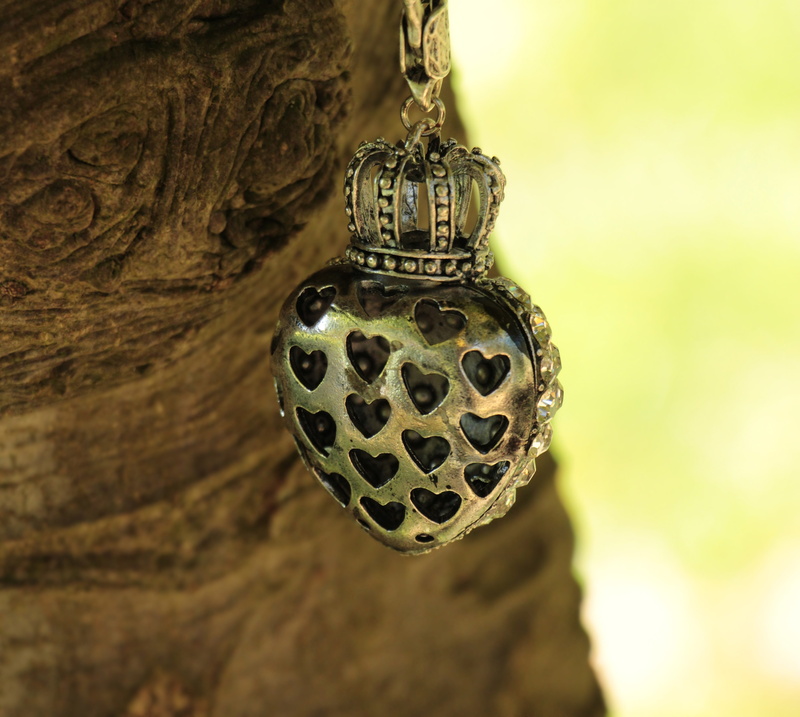 heart with crown, autumn, 5K, gloss, chain, hotfix, close-up, diamonds, still life, crown, outdoors, shaped, glass blocks, glass, tree trunk, art and craft