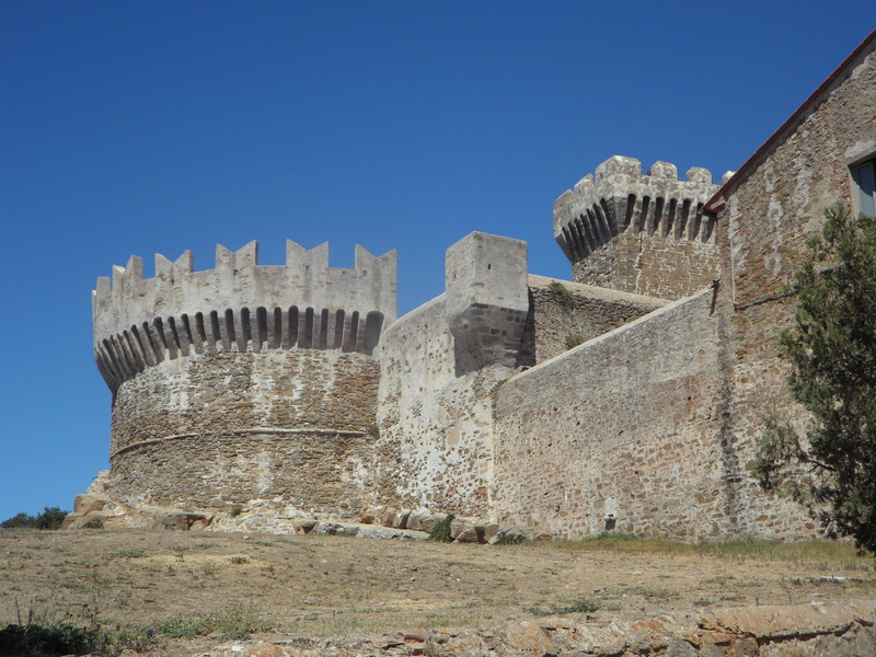 fort, building, middle ages, outdoors, the past, old ruin, knights castle, travel destinations, stone wall, low angle view, battlements, sublime, deterioration