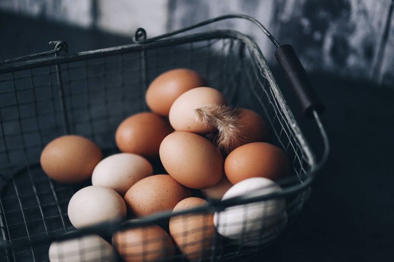 selective focus, indoors, focus on foreground, food and drink, close-up, raw food, freshness, eggs, food, large group of objects, container, Metal wire