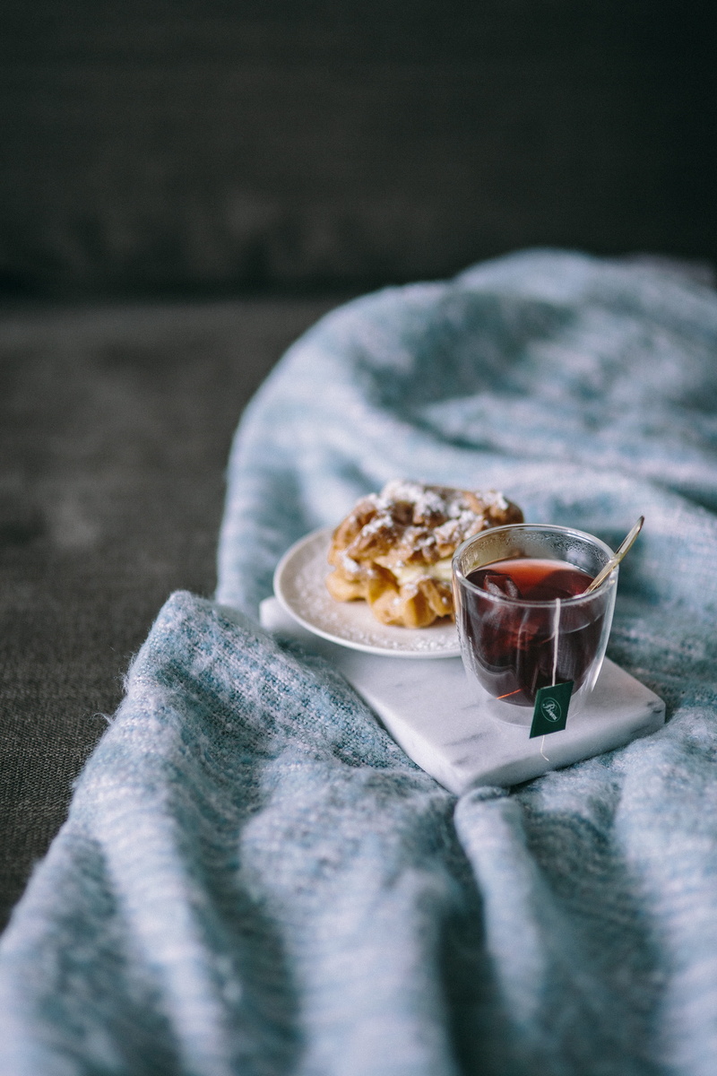 close-up, Cup of tea, indoors, food, sweet Food, table, heat - Temperature, breakfast, still life, gourmet, jeans, wood - Material, hot drink, mug, glass