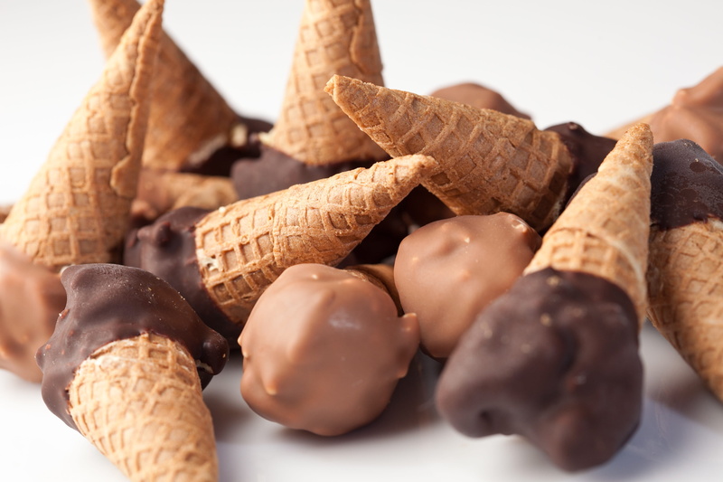 chocolate, snack, food, strawberry ice cream, choice, cones, dessert, summer, ice cream, large group of objects, still life, white background, french food