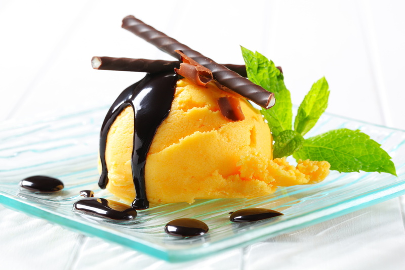 4K, plate, dairy product, ice, frozen food, food, sweet food, close-up, chocolate, mint leaf - culinary, indoors, garnish, spoon, no people, syrup, kitchen utensil