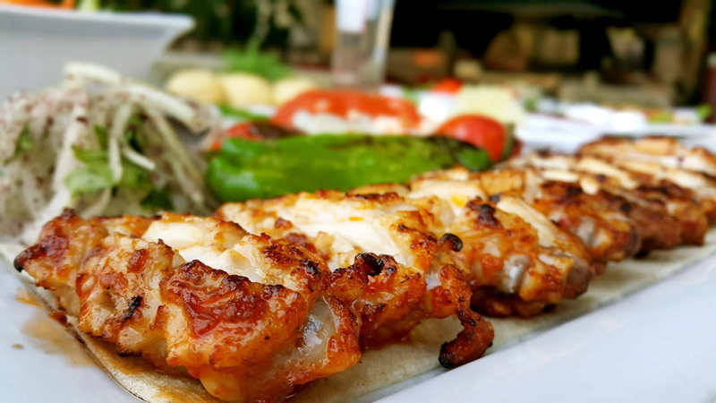 food sample, ready-to-eat, table, white, tray, selective focus, roasted, freshness, indoors, slice, healthy eating, no people, Grill, still life, grilled