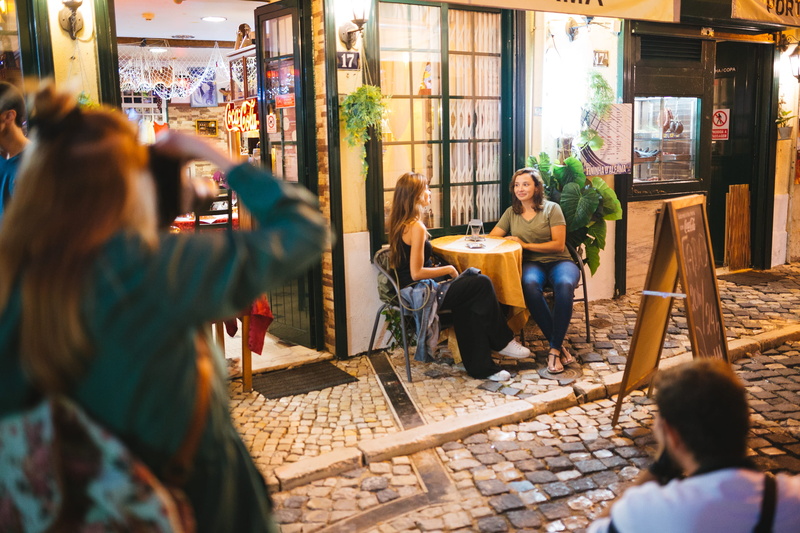 seats, city, city life, photo, man, 2K, taking photos, sitting, cafe, women, table, coffee shop, photography themes, woman, beside, architecture, lifestyles