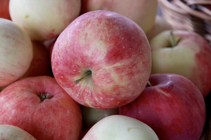 freshness, organic, healthy, 5K, retail, abundance, harvest, food, fruit, farmers market, apple - fruit, red, apple, juicy, no people, wellbeing, close up