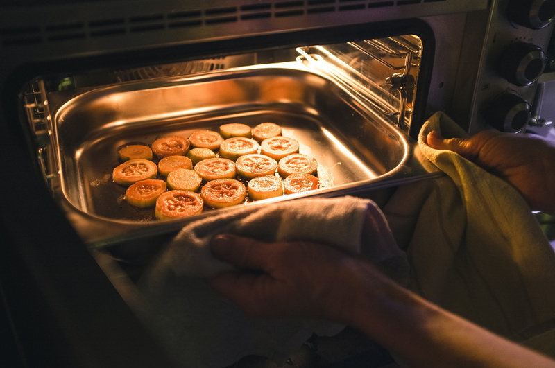 people, healthy, domestic room, freshness, snack, real people, one person, domestic Kitchen, food, kitchen, unhealthy eating, baking sheet, hand, human Hand