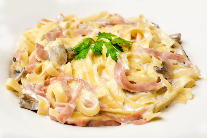 food, herb, meal, meat, healthy eating, tagliatelle, ready-to-eat, processed meat, mushrooms, studio shot, italian food, carbonara, 2K, wellbeing, parsley