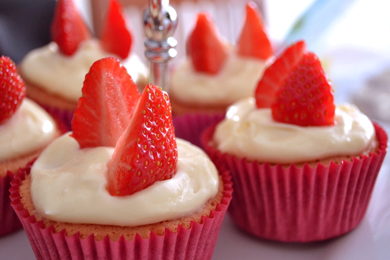 fruit, muffin, fat, delicacy, 4K, butter, sugars, white surface, sweet, nikon  d3100, sweet Food, dessert, random, cupcake, goody, calories, cupcakes