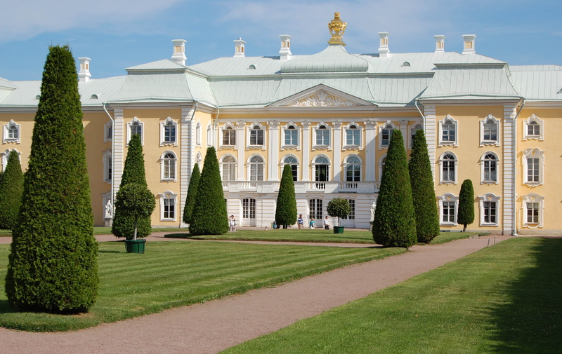 water, ornamental garden, fountain, clouds, building, peterhof palace, surrounded, 2K, front or back yard, mansion, tourism, lawn, statue, architectural column