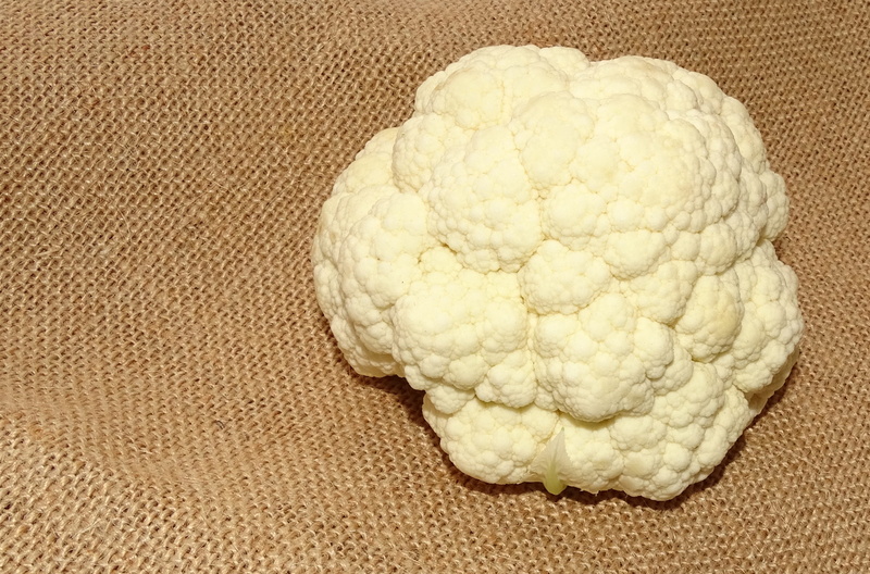 2K, directly above, cabbage, pattern, white color, indoors, no people, vitamins, cauliflower, freshness, organic, studio shot, raw food, burlap, kohl