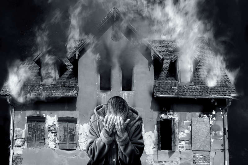 front, old house, leisure activity, mati, casual clothing, rear view, house, one person, graphics, burn, lifestyles, the tragedy, twilight, smoke, the fear