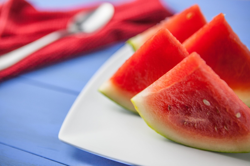 snack, watermelon, food, wellbeing, slice, sit, plate, close-up, Canon, food And Drink, ripe, triangle shape, organic, red, Fresh, indoors, table, tabletop