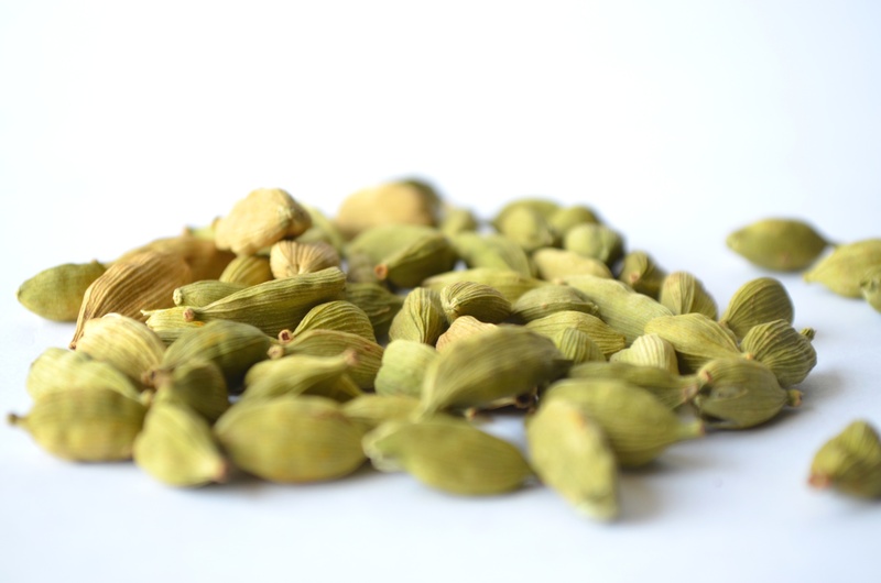 green, cuisine, flavor, close-up, nut, copy space, aroma, freshness, large group of objects, temptation, elaichi, no people, green color, spice, white background