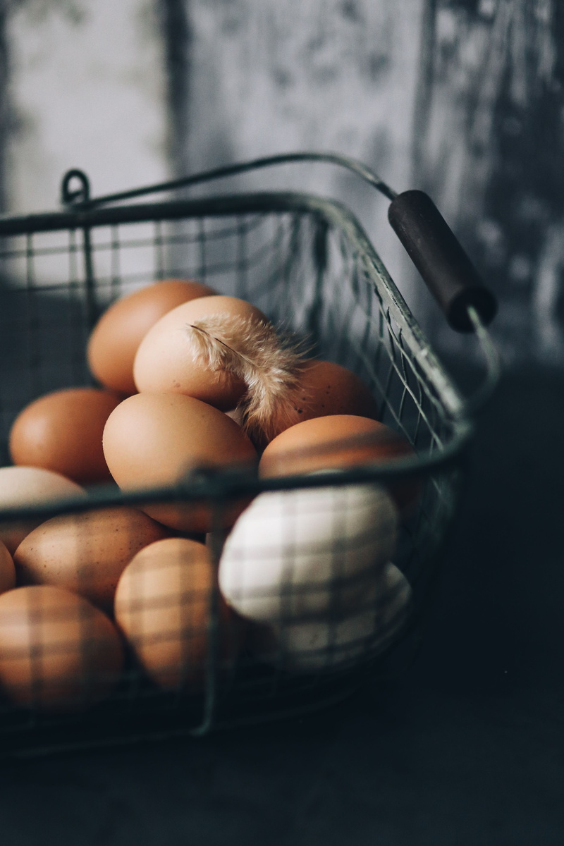 basket, onion, organic, close-up, freshness, Metal wire, wellbeing, egg, metal, 4K, brown, eggs, selective focus, healthy Eating, raw food, food, no people