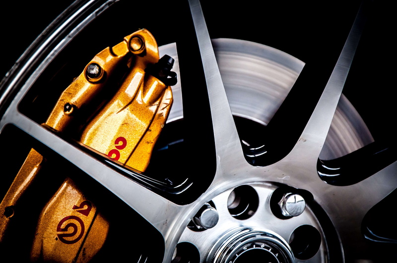 4K, brake disc, no people, land vehicle, wheel, silver colored, car brake, close-up, still life, brake callipers, communication, western script, dashboard