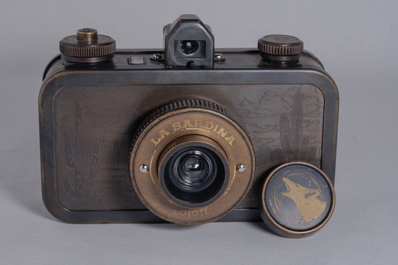 studio shot, nostalgia, retro look, single Object, lens - Optical Instrument, antique, hipster, machinery, la sardina, close-up, indoors, flash light, rusty
