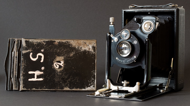 retro look, old camera, obsolete, vintage, analog, table, no people, photograph, photography themes, technology, photography, photographica, studio shot