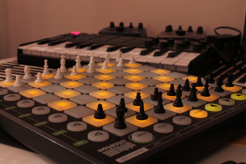 game, music, in a row, electronics, mixer, technology, no people, black color, synthesizer, audio, chess, sequencer, relaxation, arrangement, 4K, chess piece