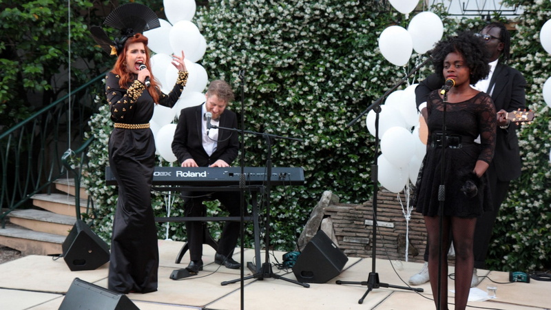 music, seat, synthesizer, s, entertainment occupation, musician, sleeved, togetherness, group of people, paloma faith, 1080P, artist, performance, men