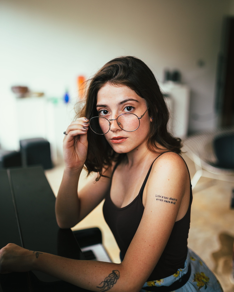 casual wear, 4K, real people, sitting, leaning, brunette, lifestyles, adult, home interior, piano, tattooed, leisure activity, young adult, grand, front view