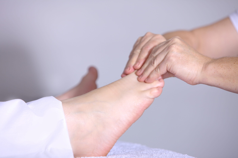 massage, treatment, human limb, wrist, horizontal, therapy, women, somatotopie, studio shot, alternative medicine, well being, human, feet, colored background