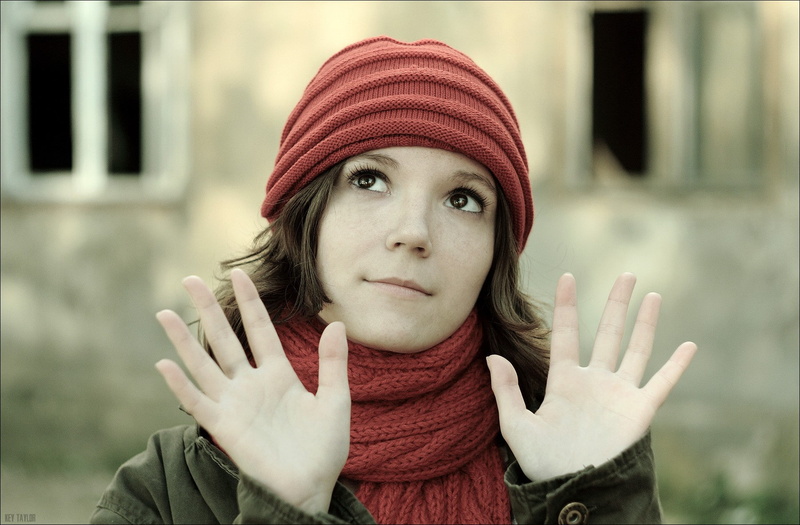 young women, scarf, clothing, hat, cosplay, Changeling, looking at camera, teenager, human body part, outdoors, 720P, human face, looking up, red, casual clothing