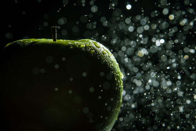 apples, ripe, organic, wet, healthy Eating, close-up, purity, raindrop, apple, green Color, outdoors, nature, wellbeing, refreshment, bokeh, freshness