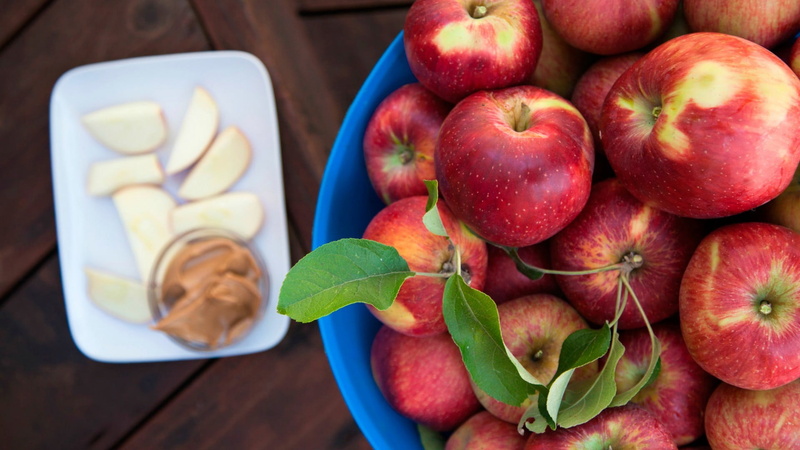 wellbeing, large group of objects, wood - material, day, apple, no people, fruit, leaves, table, still life, food and drink, apple - fruit, freshness, close-up