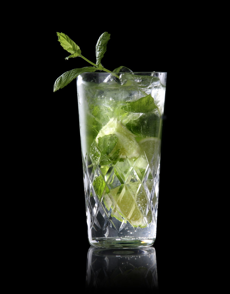 hard liquor, fruit, food, food and drink, lime, ron, studio shot, alcohol, mint leaf - culinary, leaf, 2K, glass, household equipment, no people, refreshment