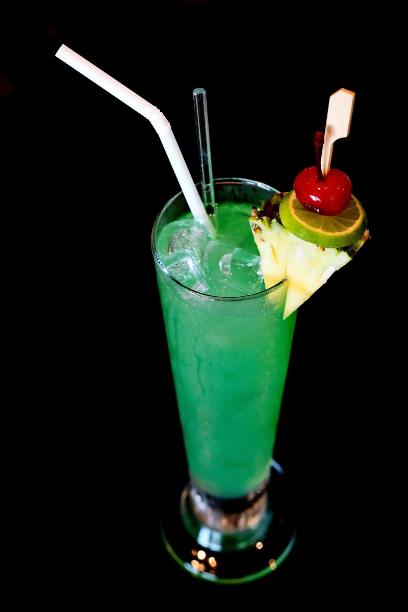 drinks, garnish, black background, straw, food and drink, fruit, drunk, tasty, ingredient, colorful, close-up, household equipment, beverage, freshness