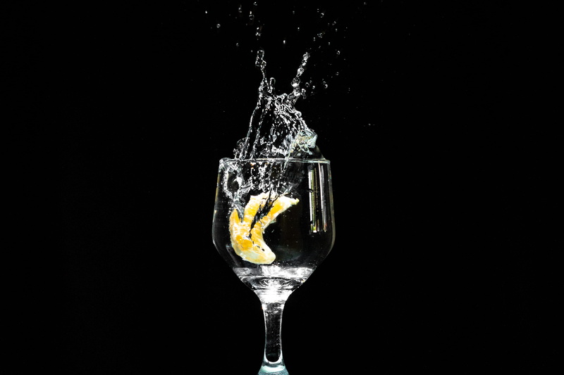 transparent, h2o, fruit, 4K, wine glass, black background, crystal, studio shot, food, food and drink, glass - material, wine, close-up, splashing, glass