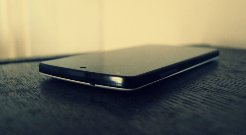 selective focus, Nexus 5, text messaging, black, focus on foreground, single object, close-up, no people, smartphone, mobile phone, wireless technology