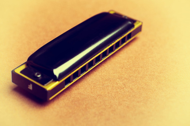 harp, single object, shadow, selective focus, close-up, harmonica, computer equipment, old, modern, electronic organizer, note, music, communication, no people