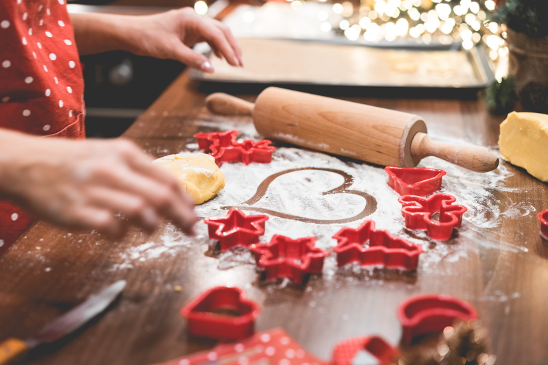 preparation, molds, preparing food, human body part, hand, table, cookie, baked, midsection, indoors, Christmas, selective focus, brown, 4K, real people
