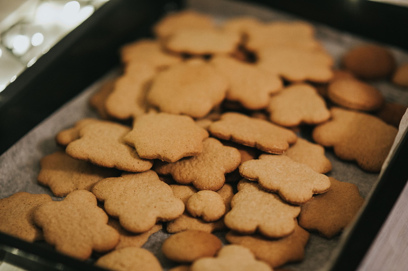 indoors, cookie, gourmet, biscuit, baking tray, large group of objects, food, no people, cookies, abundance, high angle view, sweet Food, focus on foreground