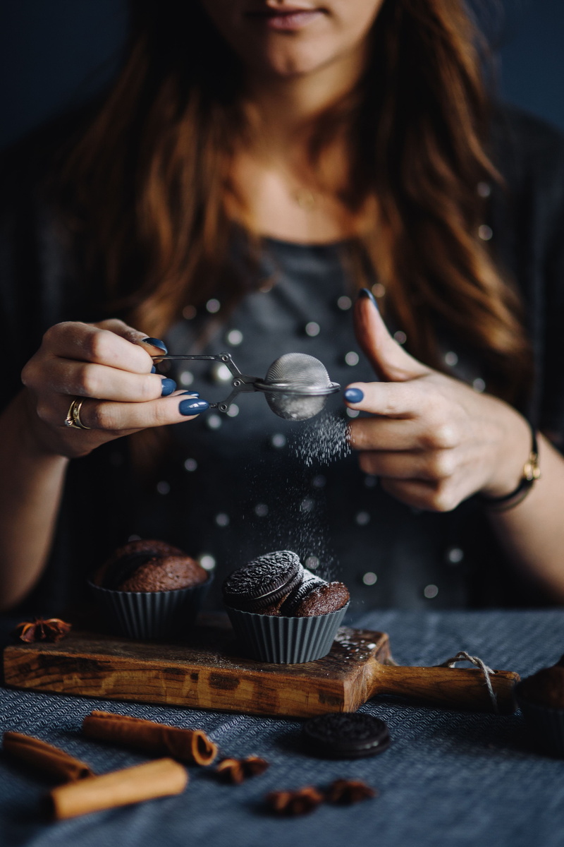 females, hairstyle, dessert, one person, people, table, muffin, cook, leisure activity, food, 5K, bakery, long hair, hand, Oreo, Muffins, close-up, women