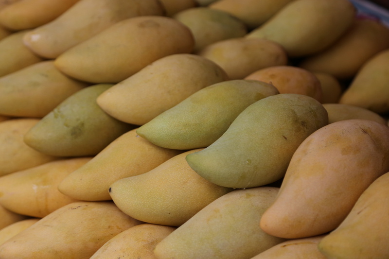 vegetable, retail, large group of objects, stack, market, wellbeing, close-up, raw food, mangoes, abundance, food, ripe, full frame, freshness, potato