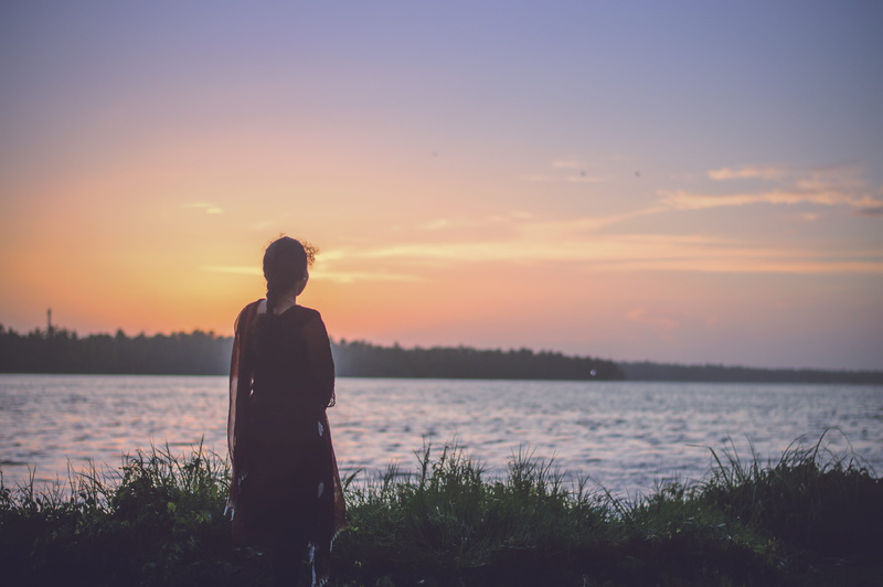 summer, body of water, relaxation, tranquil Scene, sea, lake, lifestyles, looking, people, nature, beauty In Nature, real people, non-urban scene, one woman only