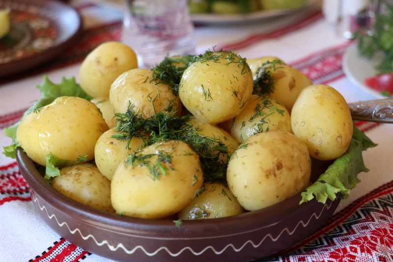 meat, tablecloth, serving size, indoors, dinner, traditional, garnish, freshness, 5K, potato, focus on foreground, vegetable, healthy eating, table, still life