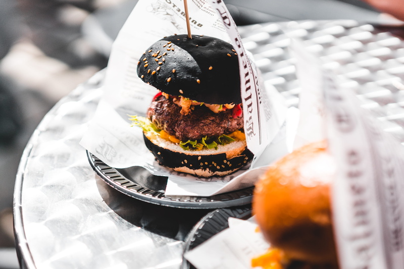 bread, no people, focus on foreground, unhealthy eating, burger, meal, sandwich, meat, selective focus, hamburger, dinner, bacon, eating, freshness, food and drink